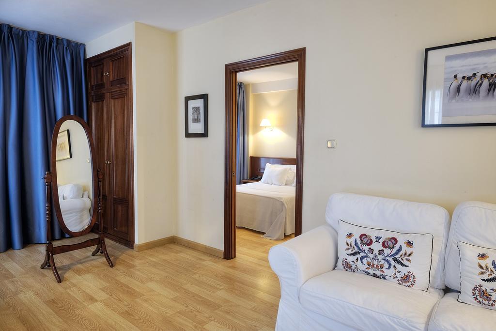 Hotel Y Apartamentos Arias نافيا المظهر الخارجي الصورة