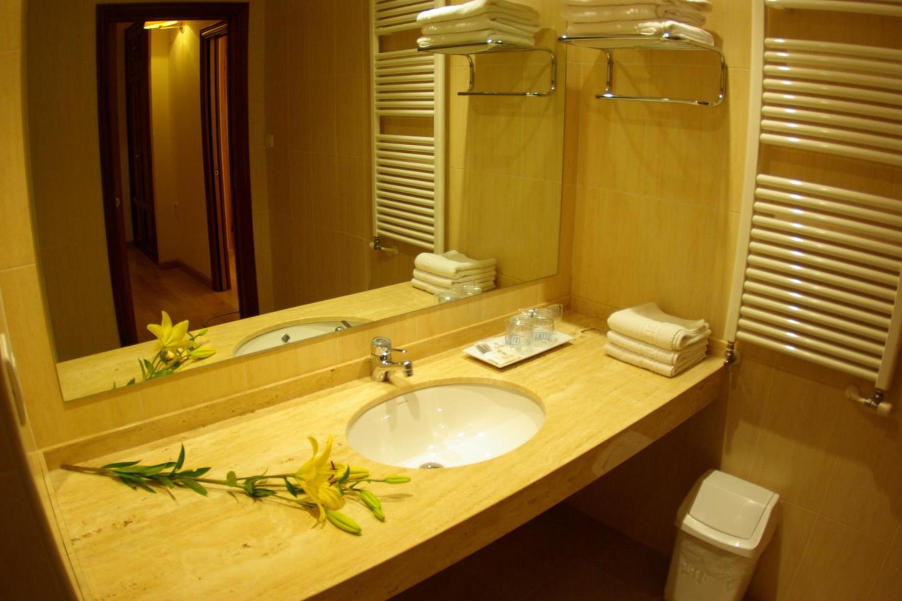 Hotel Y Apartamentos Arias نافيا المظهر الخارجي الصورة