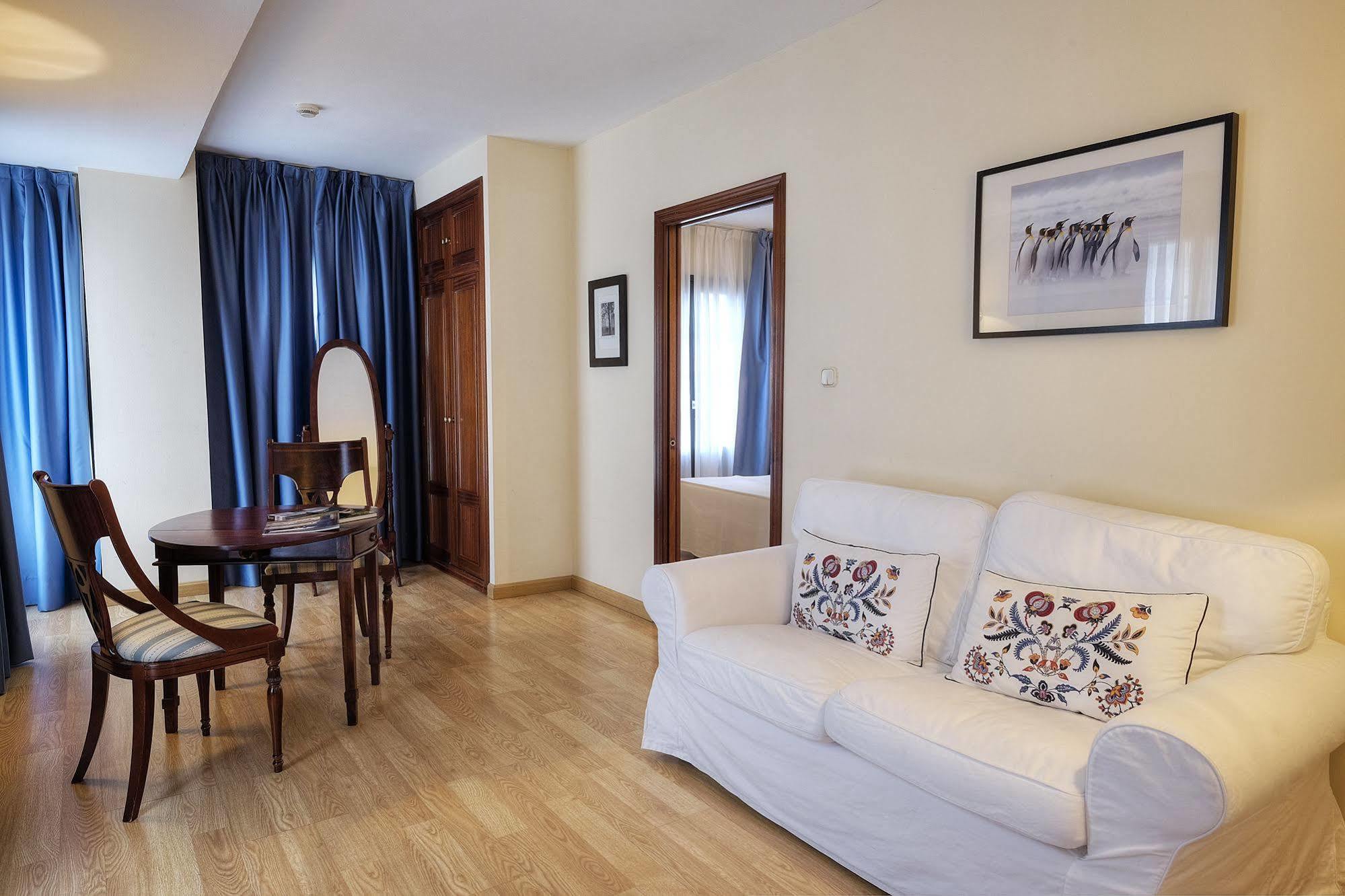 Hotel Y Apartamentos Arias نافيا المظهر الخارجي الصورة