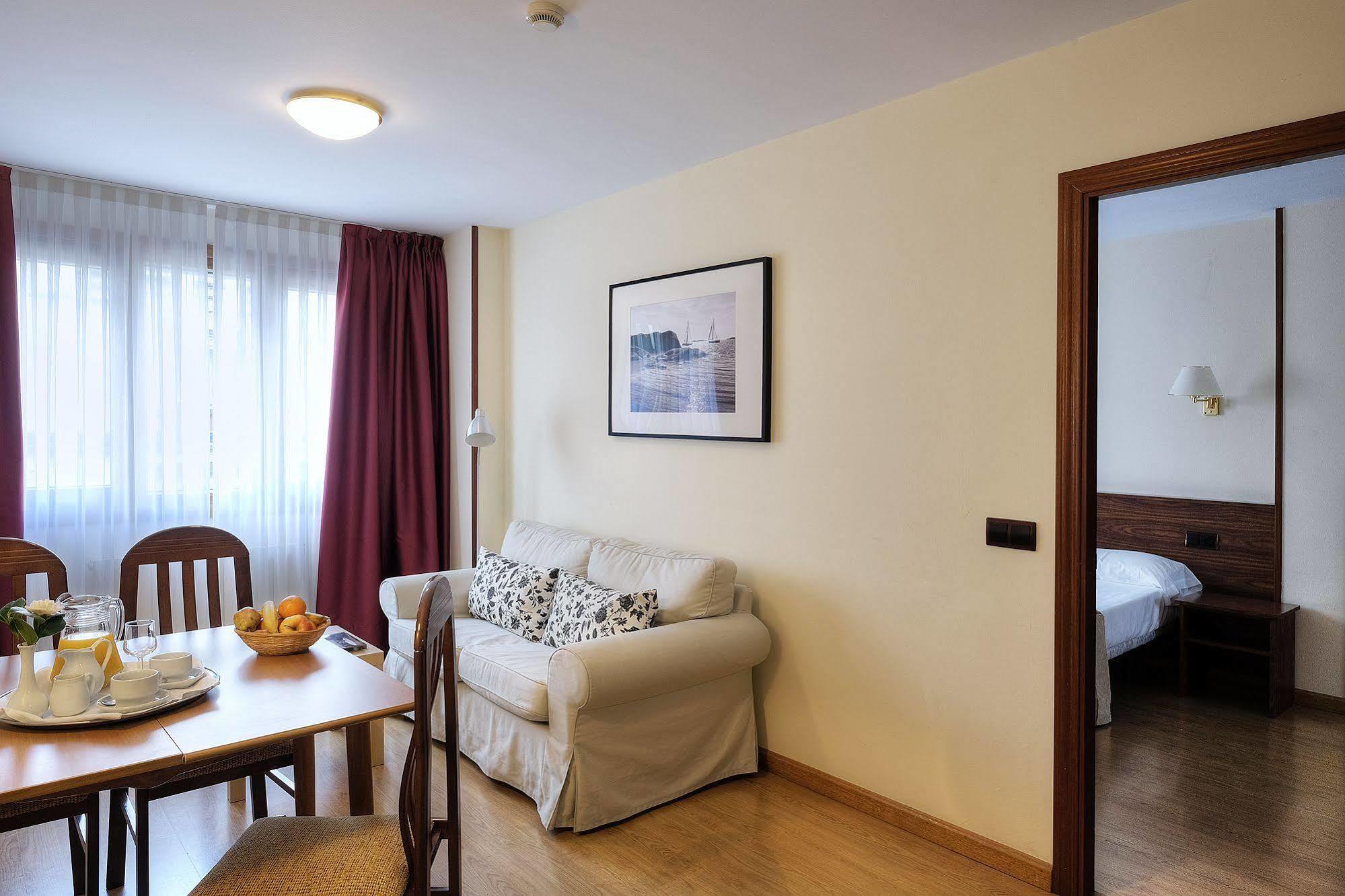 Hotel Y Apartamentos Arias نافيا المظهر الخارجي الصورة