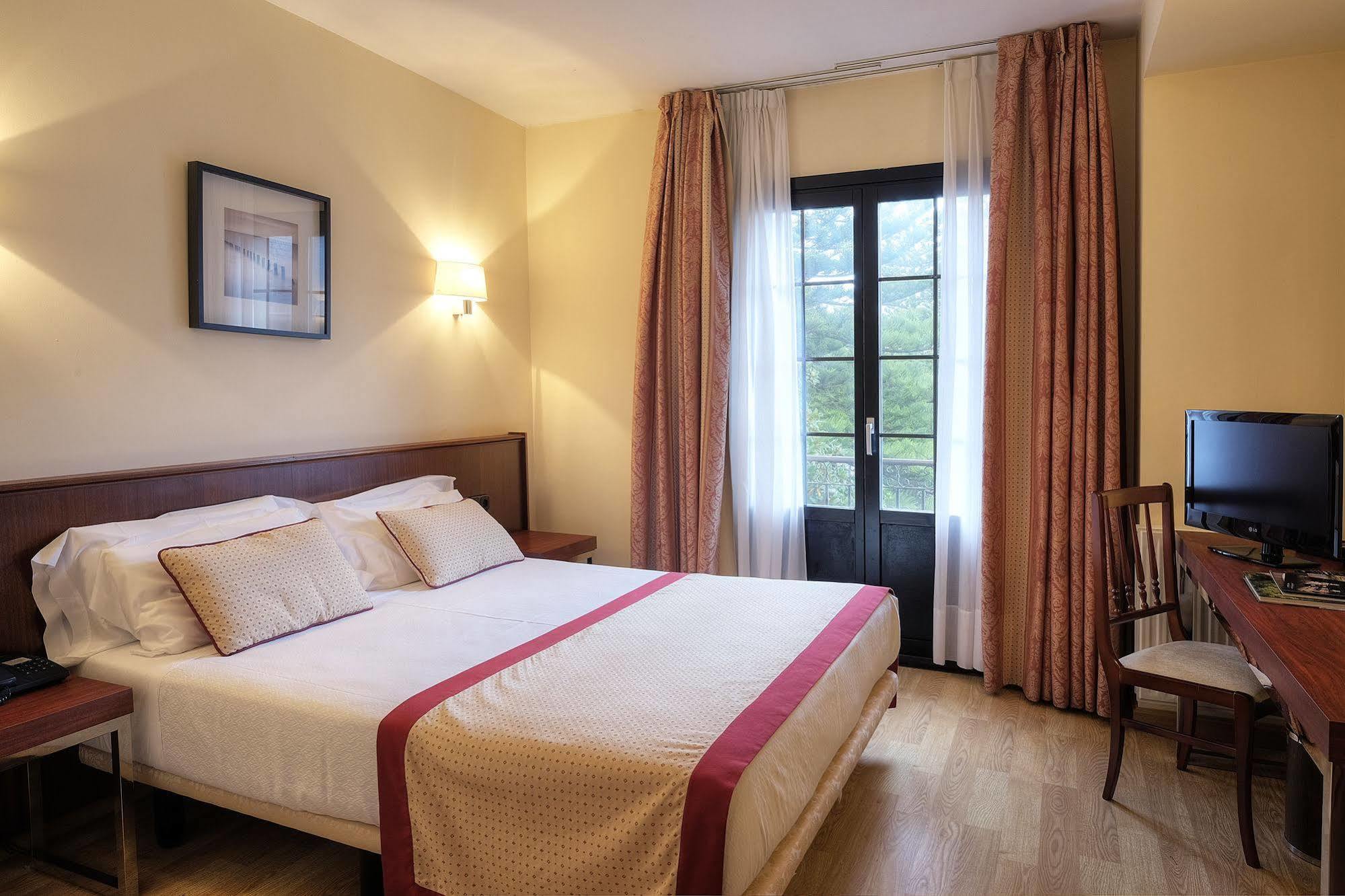 Hotel Y Apartamentos Arias نافيا المظهر الخارجي الصورة