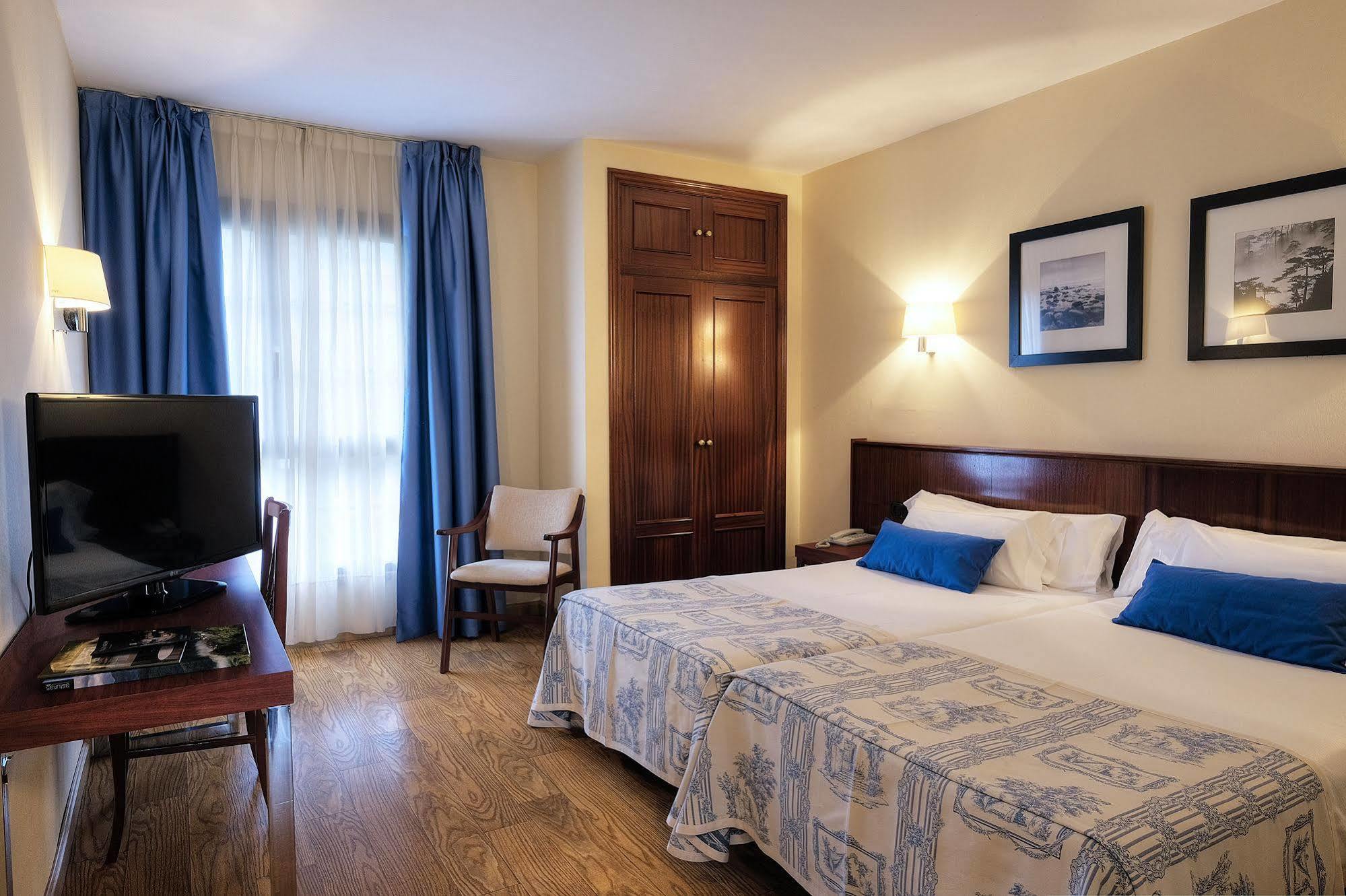 Hotel Y Apartamentos Arias نافيا المظهر الخارجي الصورة