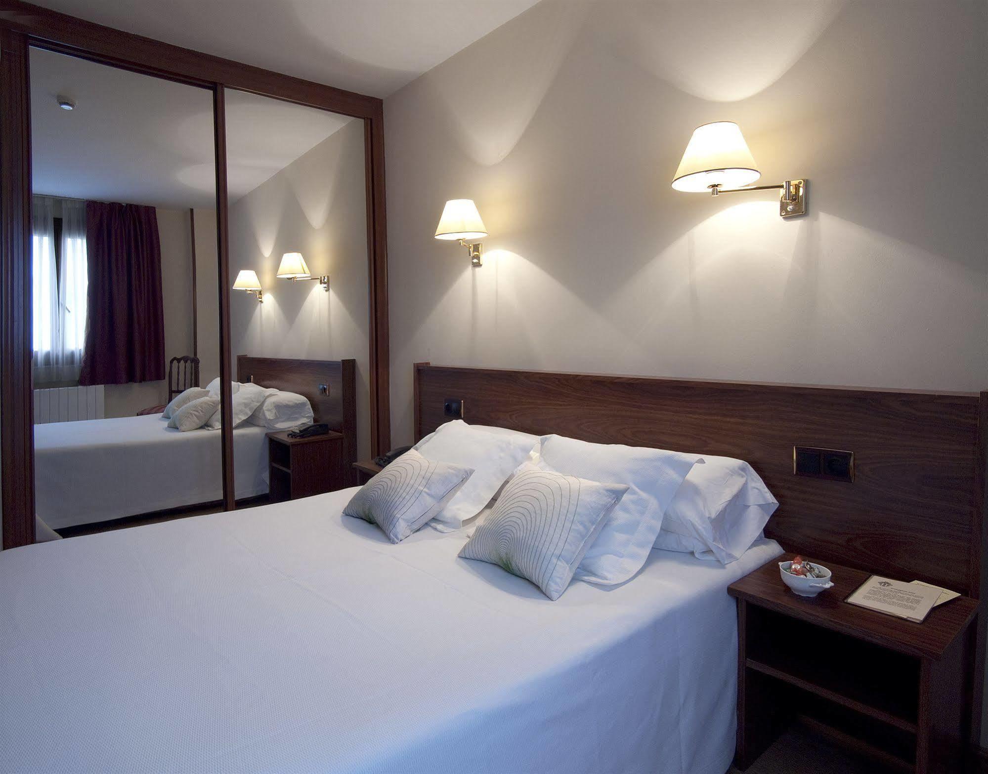 Hotel Y Apartamentos Arias نافيا الغرفة الصورة